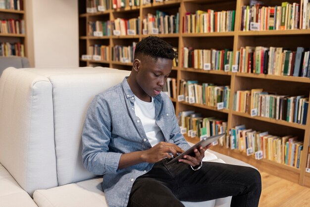 Junge Schüler lernen in der Bibliothek