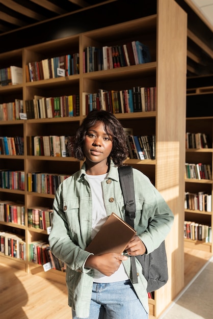 Kostenloses Foto junge schüler lernen in der bibliothek