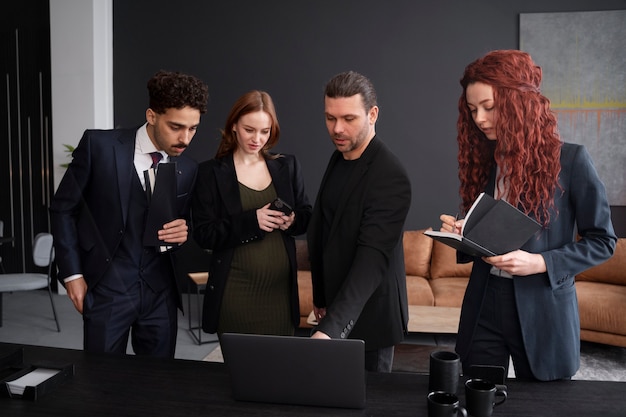 Junge schwangere Frau bei der Arbeit