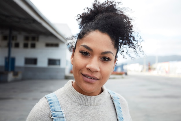 junge schwarze Frau mit Afro-Haaren, die lachen und genießen