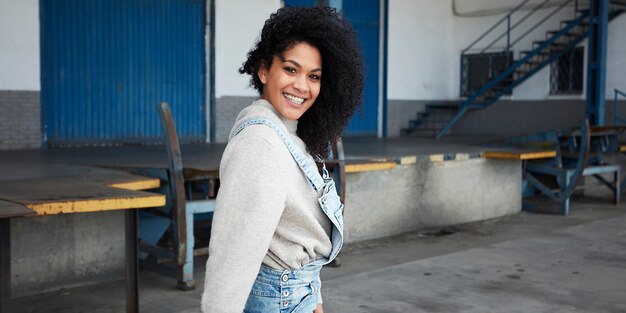 junge schwarze Frau mit Afro-Haaren, die lachen und genießen