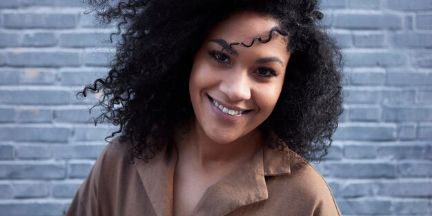 junge schwarze Frau mit Afro-Haaren, die lachen und genießen