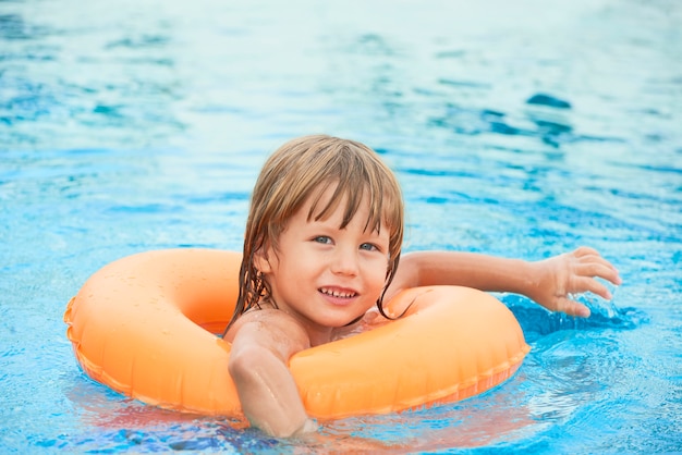 Junge schwimmen üben