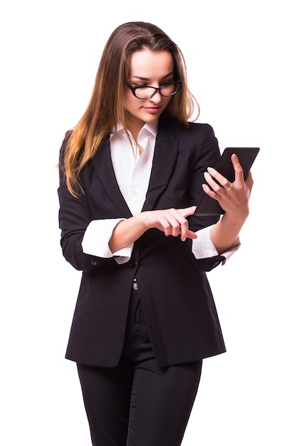 Junge, selbstbewusste, erfolgreiche und schöne Geschäftsfrau mit dem Tablet-Computer lokalisiert auf weißer Wand
