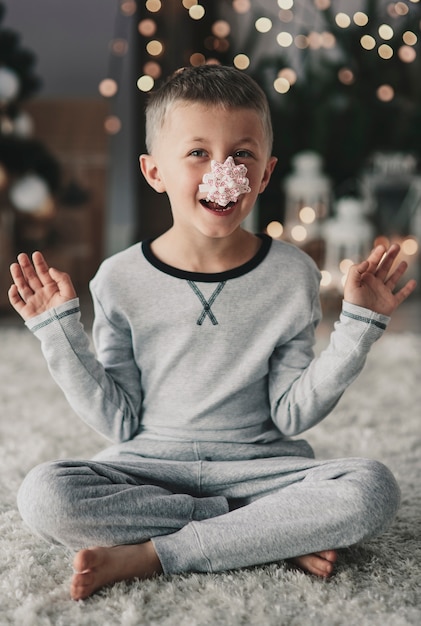 Kostenloses Foto junge sitzt auf dem boden und hat spaß