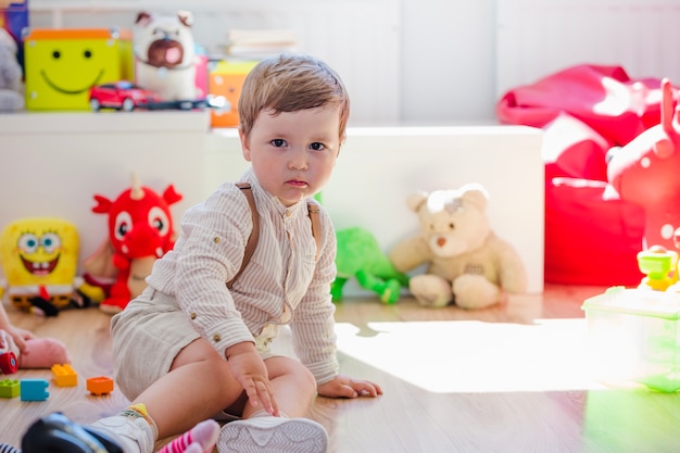 Junge sitzt im Spielzimmer