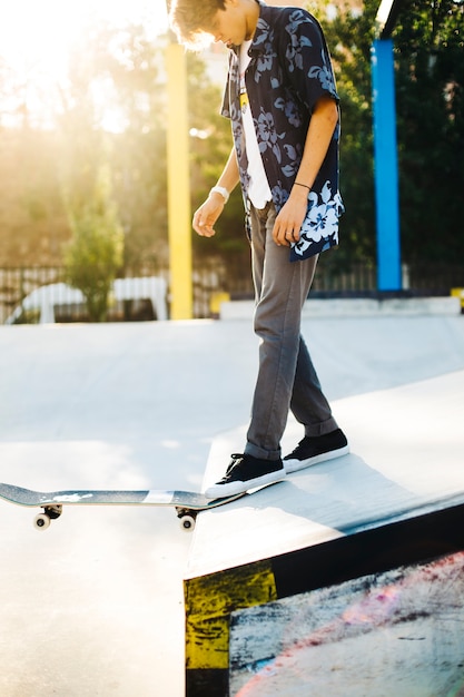 Junge Skater bereit zu springen