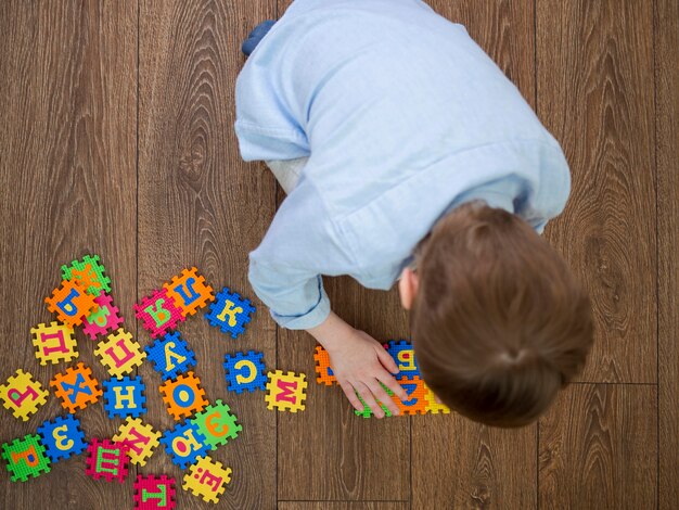 Junge spielt mit Alphabet-Spiel