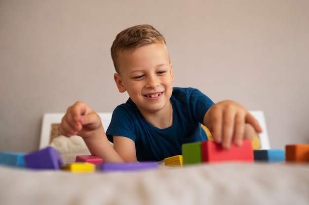 Junge spielt mit Denksportspielzeugen