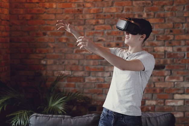 Junge spielt mit VR-Headset zu Hause