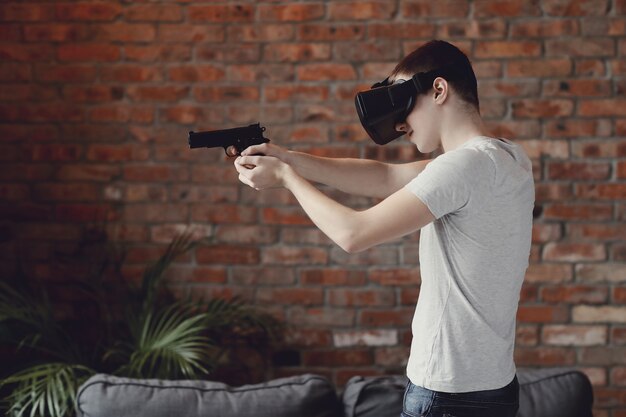 Junge spielt mit VR-Headset zu Hause