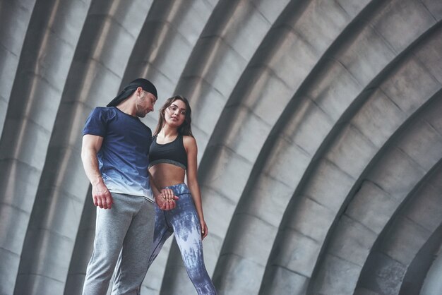 Junge Sportler sind ein paar Frauen und Männer im Freien.