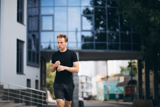 Junge Sportler trainieren am Morgen