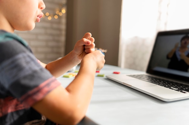 Junge spricht mit seinem Lehrer Online-Schule