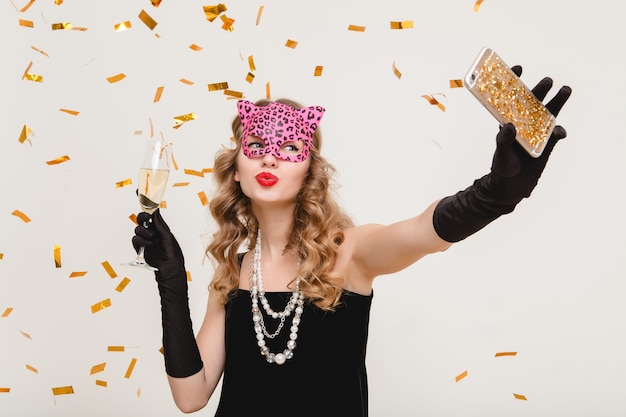 Junge stilvolle frau, die champagner trinkt und selbstfoto macht