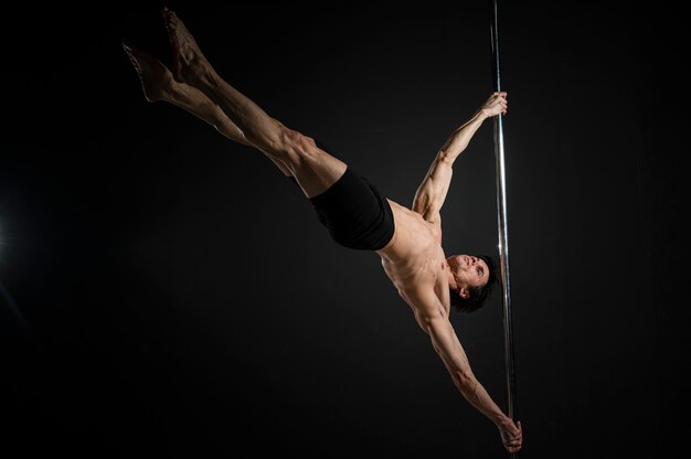 Junge Stripperin macht einen Pole Dance