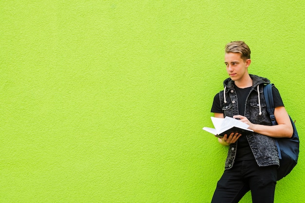 Junge Student auf grün