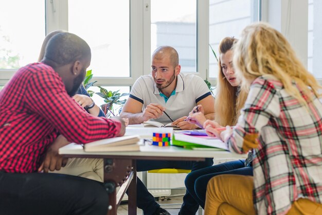 Junge Studenten arbeiten gemeinsam am Projekt