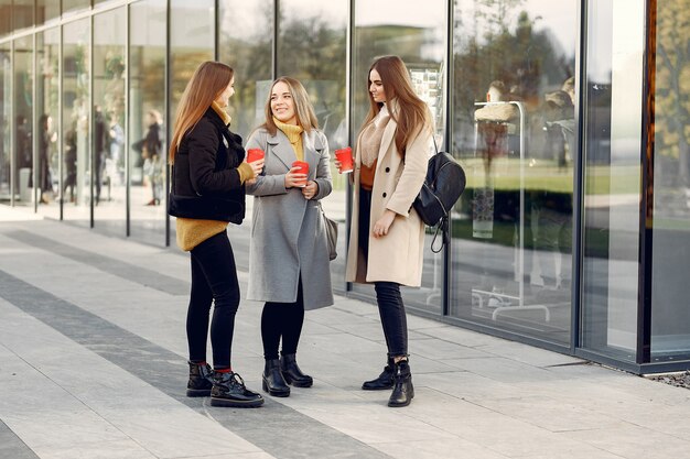 Junge Studenten auf einem Studentencampus, der mit einem Kaffee steht