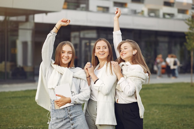 Junge Studenten auf einem Studentencampus