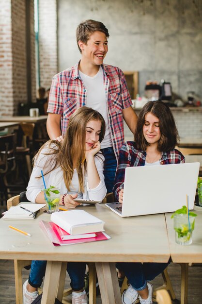 Junge Studenten beobachten Laptop