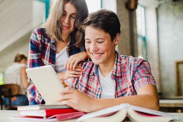 Junge Studenten beobachten Tablette