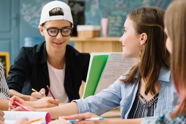 Junge Studenten chatten am Desktop