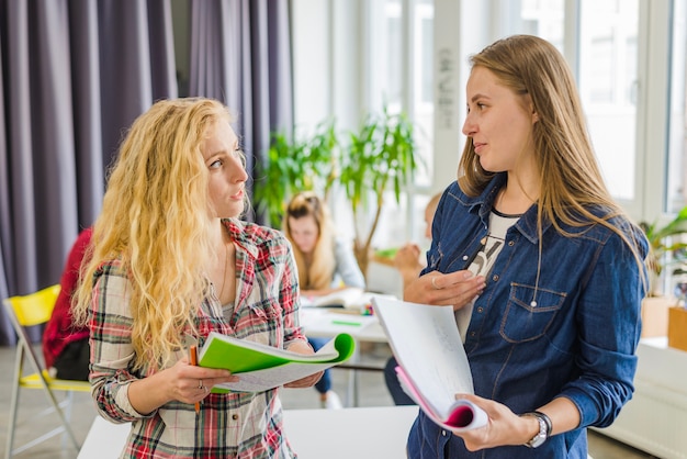 Junge Studenten kommunizieren