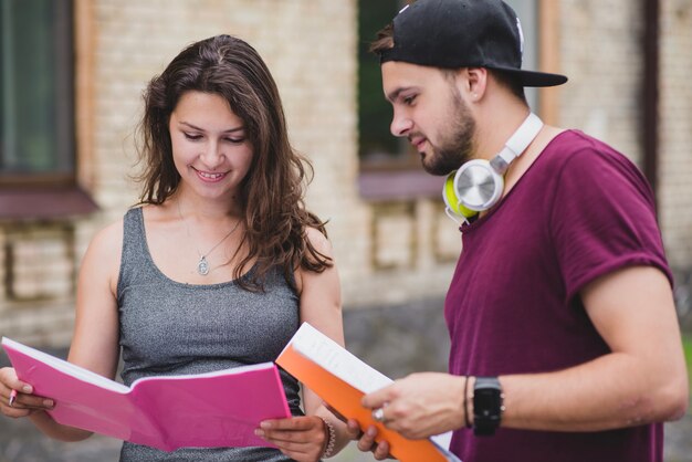 Junge Studenten lesen Notebooks