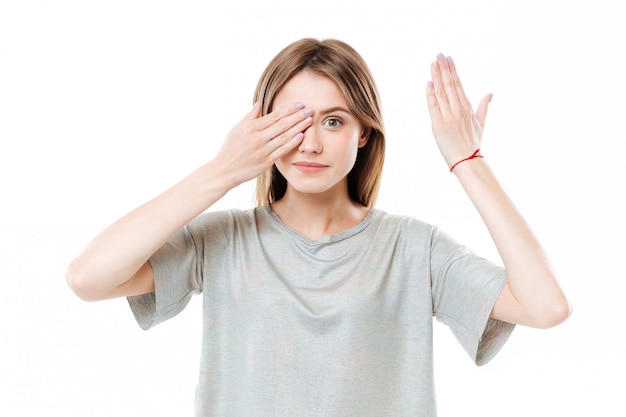 Junge süße junge Frau, die Augen bedeckt