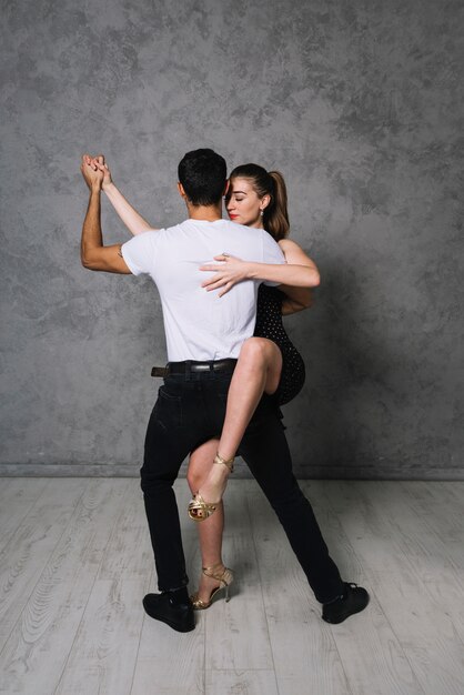 Junge Tanzpartner tanzen Tango