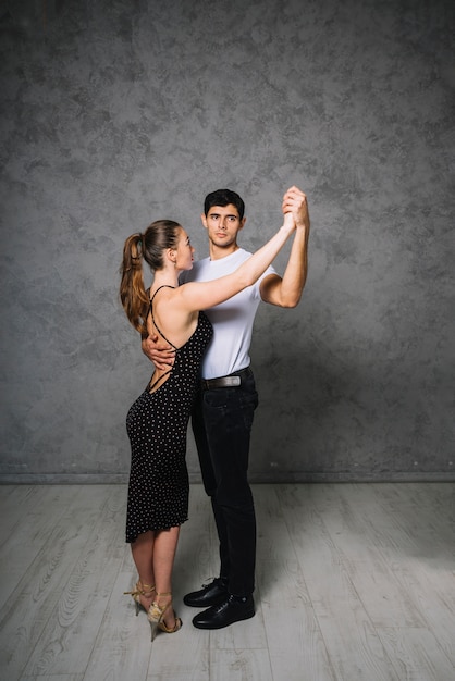 Kostenloses Foto junge tanzpartner tanzen tango