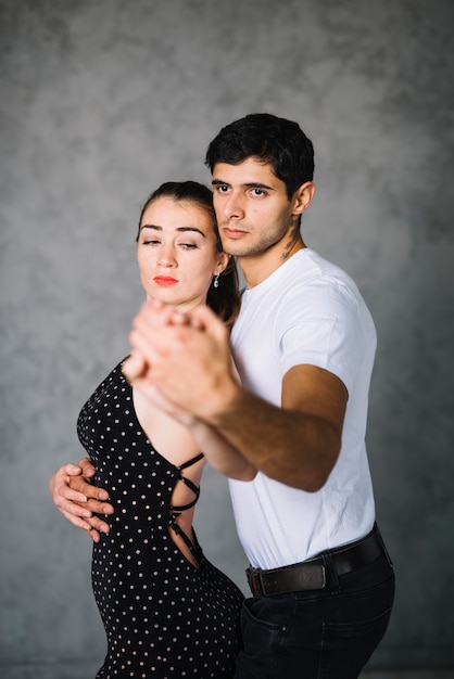 Kostenloses Foto junge tanzpartner tanzen tango