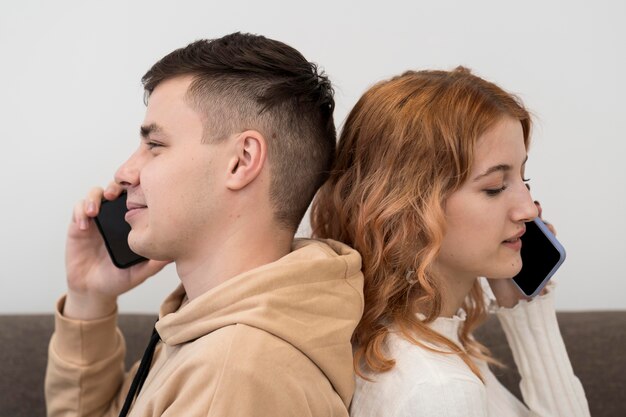 Junge Teenager mit Telefonen