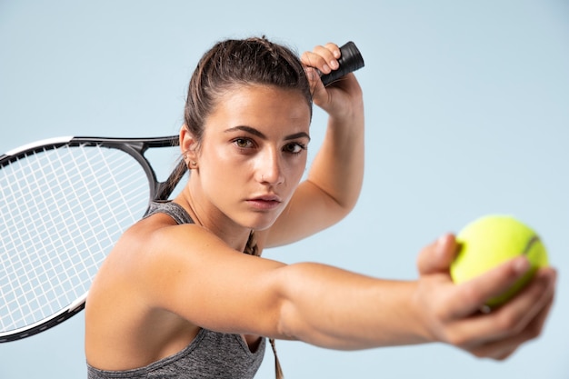 Junge Tennisspielerin mit Schläger