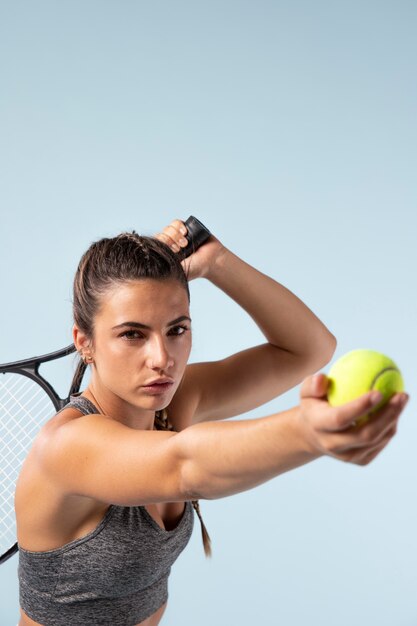 Junge Tennisspielerin mit Schläger