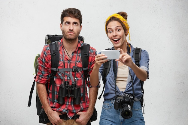 Kostenloses Foto junge touristen paaren mit ausrüstung