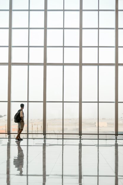 Junge Touristen warten auf den Flug