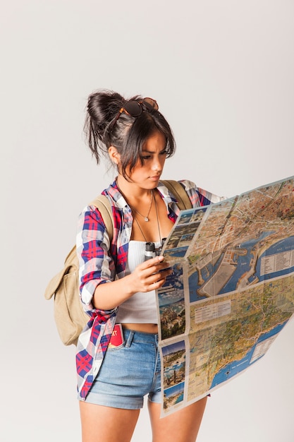 Kostenloses Foto junge touristische frau blick auf karte