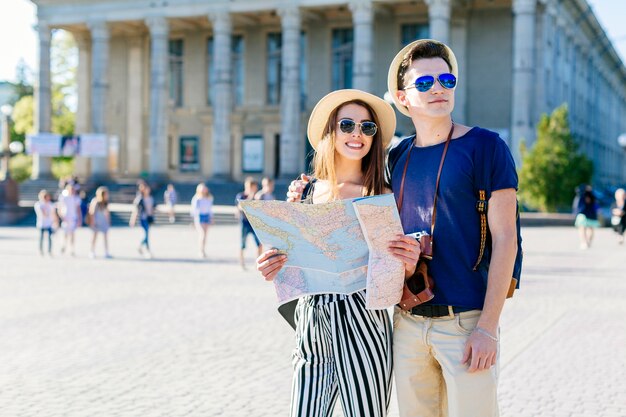 Junge touristische Paare in der Stadt