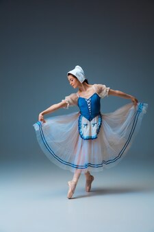 Junge und anmutige balletttänzerin als cinderella-märchenfigur