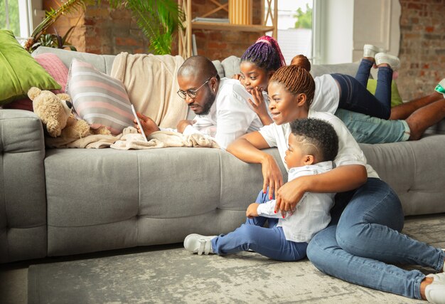 Junge und fröhliche Familie während der Quarantäne, Isolierung verbringen Zeit zusammen zu Hause.