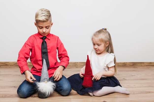 Junge und Mädchen, die am Weihnachten spielen