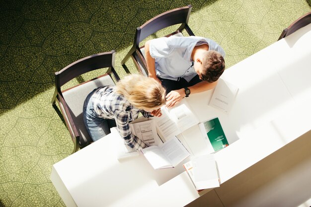 Junge und Mädchen in der Bibliothek erziehen