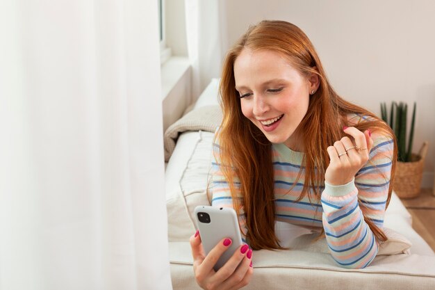 Junge und schöne Frau, die ein Online-Treffen hat