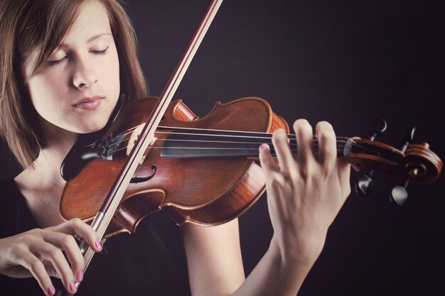 Junge und schöne Frau mit einer Violine