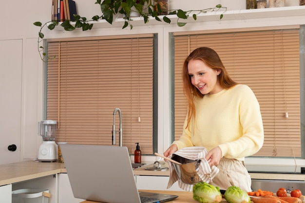 Junge und schöne Frau mit Online-Meeting