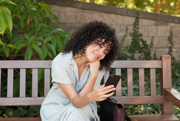 Junge und schöne Frau mit Online-Meeting