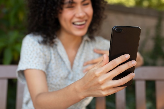 Junge und schöne Frau mit Online-Meeting