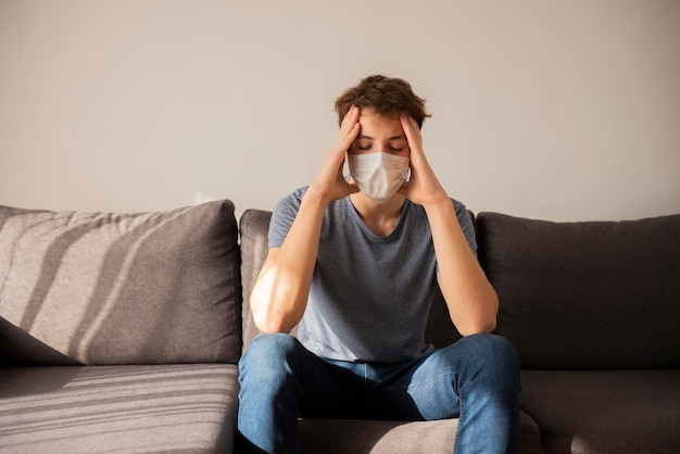 Junge unter Quarantäne hat Kopfschmerzen